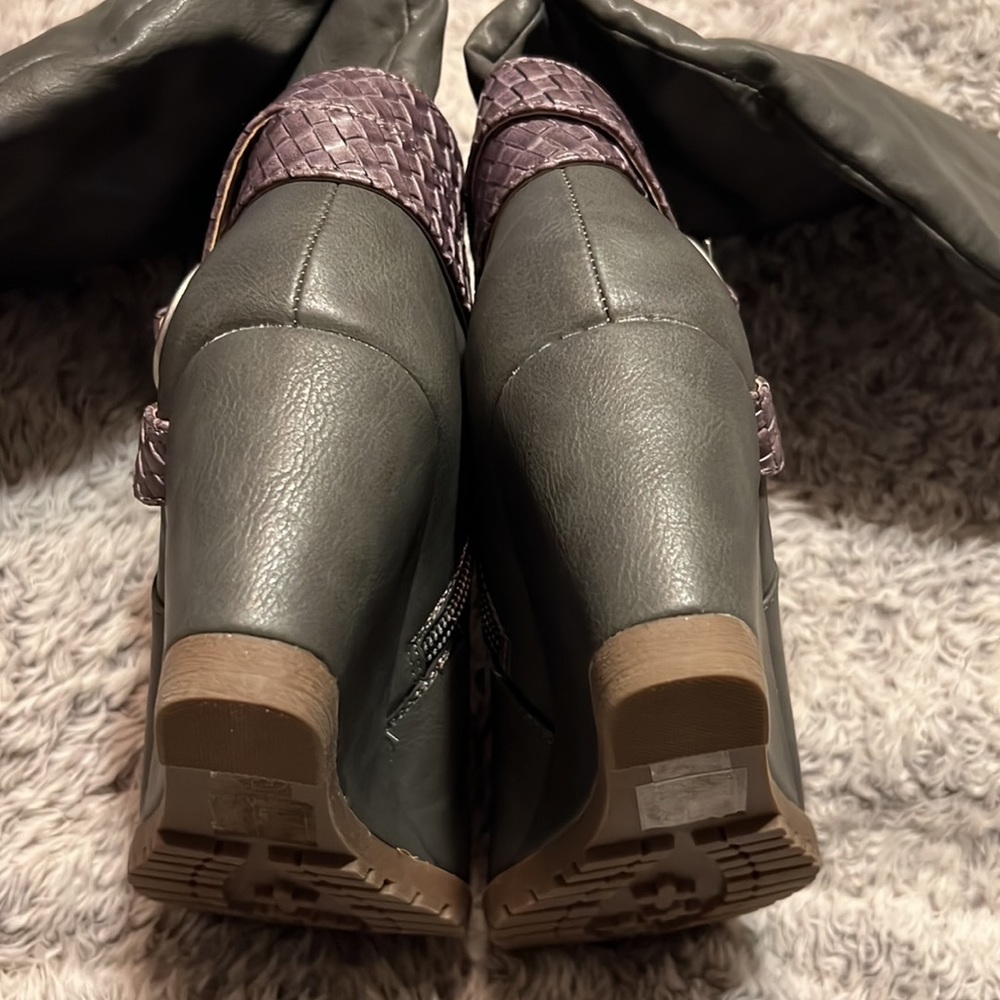 Womens wedge boots. Gray size 5.5 with cute buckles on the side. - Picture 9 of 9